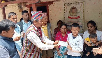 वैदेशिक रोजगारीमा ज्यान गुमाएका दीपकको परिवारलाई आर्थिक सहयोग
